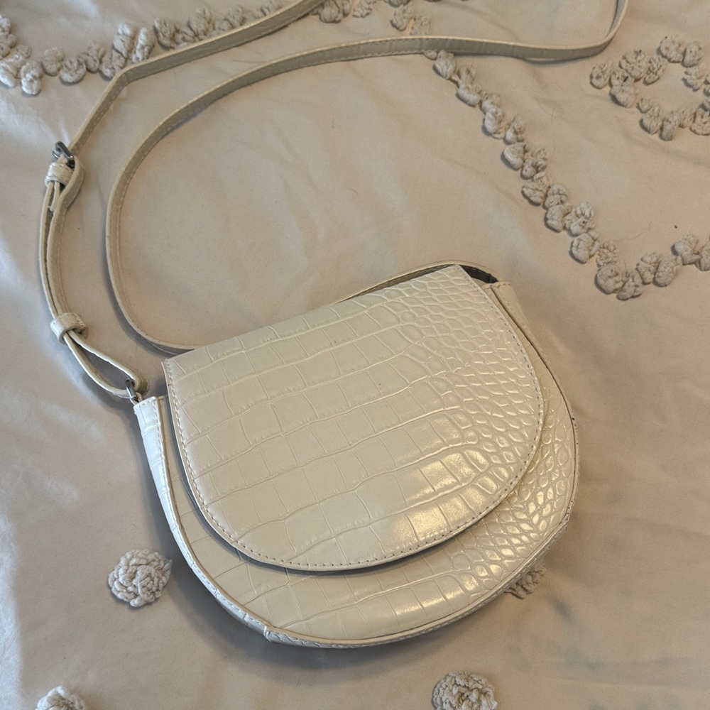 OFF WHITE CROC TEXTURED CROSSBODY PURSE. SILVER HARDWARE.